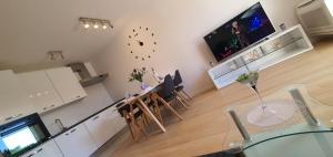 TV a/nebo společenská místnost v ubytování Apartman Galija 1
