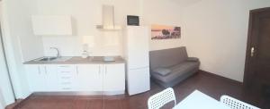 uma pequena cozinha com um lavatório e um sofá em Las Toscas em Jerez de la Frontera