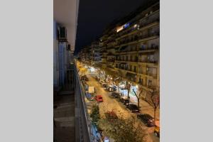 - une vue sur une rue la nuit depuis un bâtiment dans l'établissement Bohemian Living, à Thessalonique