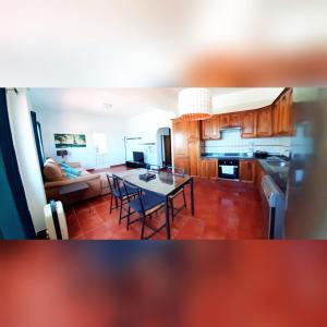 a kitchen and living room with a table and chairs at Vista Guapa in Frontera