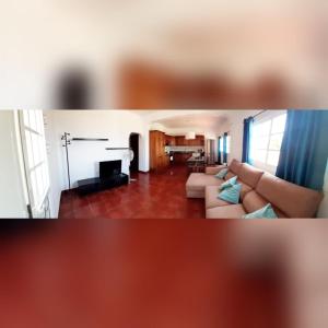 un salon avec un canapé et une cheminée dans l'établissement Vista Guapa, à Frontera