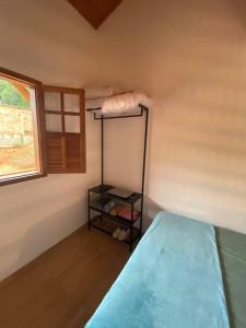 a bedroom with a bunk bed and a window at Recanto da Paz Ibitipoca com Hidromassagem in Conceição da Ibitipoca