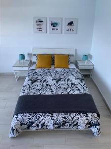 ein Schlafzimmer mit einem großen Bett mit zwei Tischen in der Unterkunft #Ocean view studio #WIFI in Icod de los Vinos