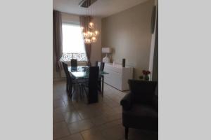 ein Wohnzimmer mit Tisch und ein Esszimmer in der Unterkunft La maison d'Adélie in Bourbourg + 24 Fotos