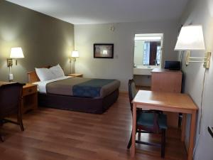 A bed or beds in a room at Mountain Home Inn