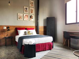 1 dormitorio con 1 cama grande y piano en Canova en Panamá