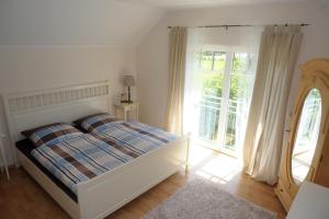 מיטה או מיטות בחדר ב-Ferienwohnung Landfein Schalkenmehren