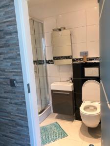 A bathroom at Riva Pension