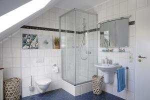 Koupelna v ubytování Ferienwohnung Landfein Schalkenmehren + 44 fotografií