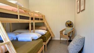 Una cama o camas cuchetas en una habitación  de BIG4 Wye River Holiday Park