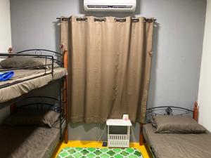 Двухъярусная кровать или двухъярусные кровати в номере FAHANAZ RESIDENCE