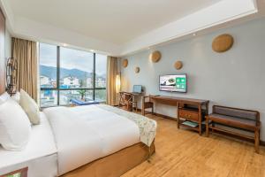 เตียงในห้องที่ Fliport Garden Hotel Wuyishan