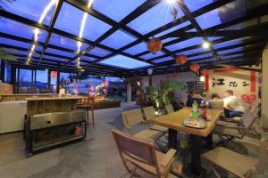 Un restaurante u otro lugar para comer en Jiang's B&B 江院子庭園民宿