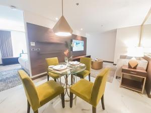 The Excelsior Hotel Las Piñas的电视和/或娱乐中心