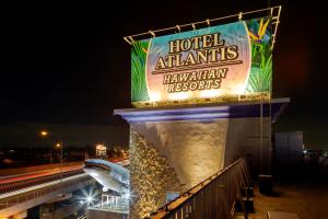 um sinal que diz Hotel Atlantis Hawaiian Resort em Hotel Atlantis Hawaiian Resorts(Adult only) em Saitama