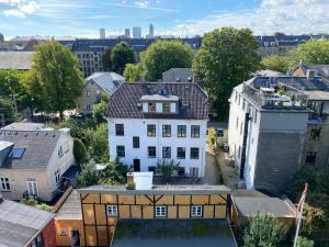 eine Luftansicht eines weißen Gebäudes in einer Stadt in der Unterkunft Rooms in quiet white villa apartment Hortensiavej 8 on Frederiksberg C in Kopenhagen