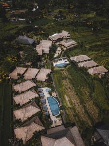 uma vista aérea de um resort com uma piscina em Samanvaya - Adults Only em Sidemen