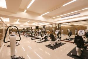 une salle de sport avec de nombreux tapis roulants et machines dans l'établissement Shandori Hotel, à Jiaoxi