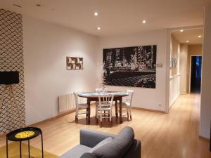 Tulle : bel appartement lumineux en centre ville في تول: غرفة معيشة مع طاولة وأريكة