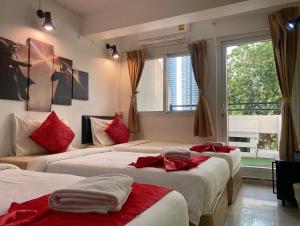 เตียงในห้องที่ Khaosan Art Hotel - SHA Plus Certified