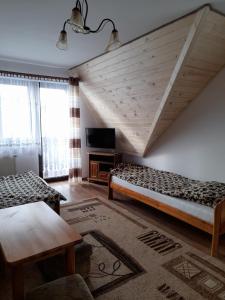Tempat tidur dalam kamar di Noclegi u Knutelskich