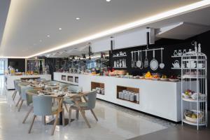 
A restaurant or other place to eat at Innside by Melia Yogyakarta
