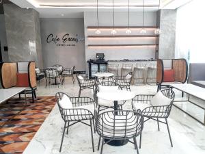 The Excelsior Hotel Las Piñas的休息区