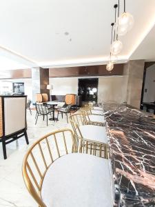The Excelsior Hotel Las Piñas的休息区