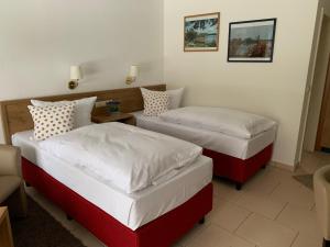 a room with two beds in a room at Landhaus am Schaalsee in Zarrentin