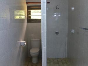 e bagno con servizi igienici e doccia. di Zerof Self Catering Apartments a La Digue