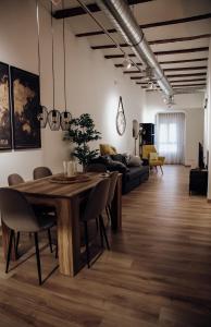 salon ze stołem i kanapą w obiekcie Apartamento Mercadal w mieście Tudela