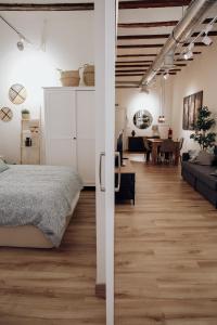 Apartamento Mercadal في توذيلا: غرفة نوم مع سرير وغرفة معيشة