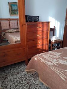 Dormitorio con tocador con espejo y cama en La casa di Mirella, en Ne
