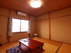 sala de estar con mesa y ventana en Nanauraso, en Sado