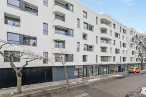 an apartment building on the corner of a street at Avanport Studio Gdynia in Gdynia