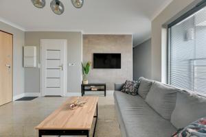 Televízia a/alebo spoločenská miestnosť v ubytovaní Avanport Studio Gdynia
