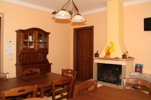 comedor con mesa y chimenea en casa vacanze in Garfagnana, en Gallicano