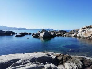 蒙蒂塞洛的住宿－Clos Olivella，一大片水,里面堆岩石