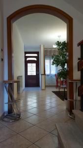 un corridoio con una porta, un tavolo e una pianta di un PO sul Delta ad Ariano nel Polesine