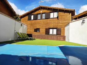 a house with a pool in front of it at Casa Rural La Dehesa de Toledo a 5 minutos de Puy du Fou España in Cobisa