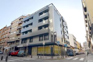 ein Gebäude an der Ecke einer Stadtstraße in der Unterkunft UVE Marcenado in Madrid