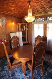 Ruang duduk di Houseboat Zaindari Palace