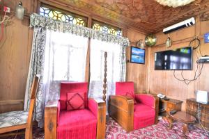 Televisyen dan/atau pusat hiburan di Houseboat Zaindari Palace
