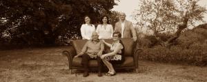 een zwart-witte foto van een familie zittend op een stoel bij Casa Ferretti di Ferretti Village in Silvi Marina