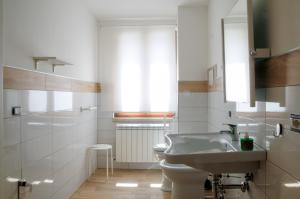Baño blanco con lavabo y aseo en Nelle Stanze Del Matese, en Boiano