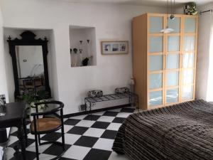 PontiにあるCasa Petra - Casa Tre Stelle - Casa Caneva - Ferien für 6-14 Personenのチェックフロアのベッドルーム1室(ベッド1台付) +35枚の写真