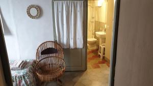 La salle de bains est pourvue d'une chaise en osier et de toilettes. dans l'établissement Villa La Casa dell'Isola, à Orta San Giulio 70 autres photos