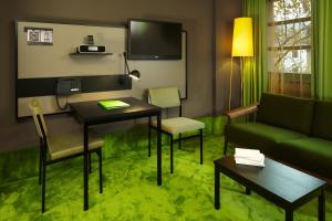 Kuchyň nebo kuchyňský kout v ubytování 25hours Hotel The Goldman