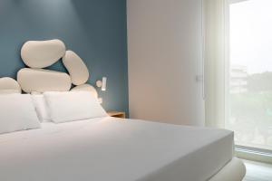YOUMAMI Suite Hotel Wellness&Spa客房内的一张或多张床位