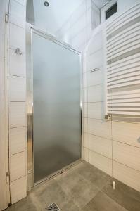 baño con cabina de ducha con puerta de cristal en Noclegi PODZAMCZE PTTK, en Przemyśl